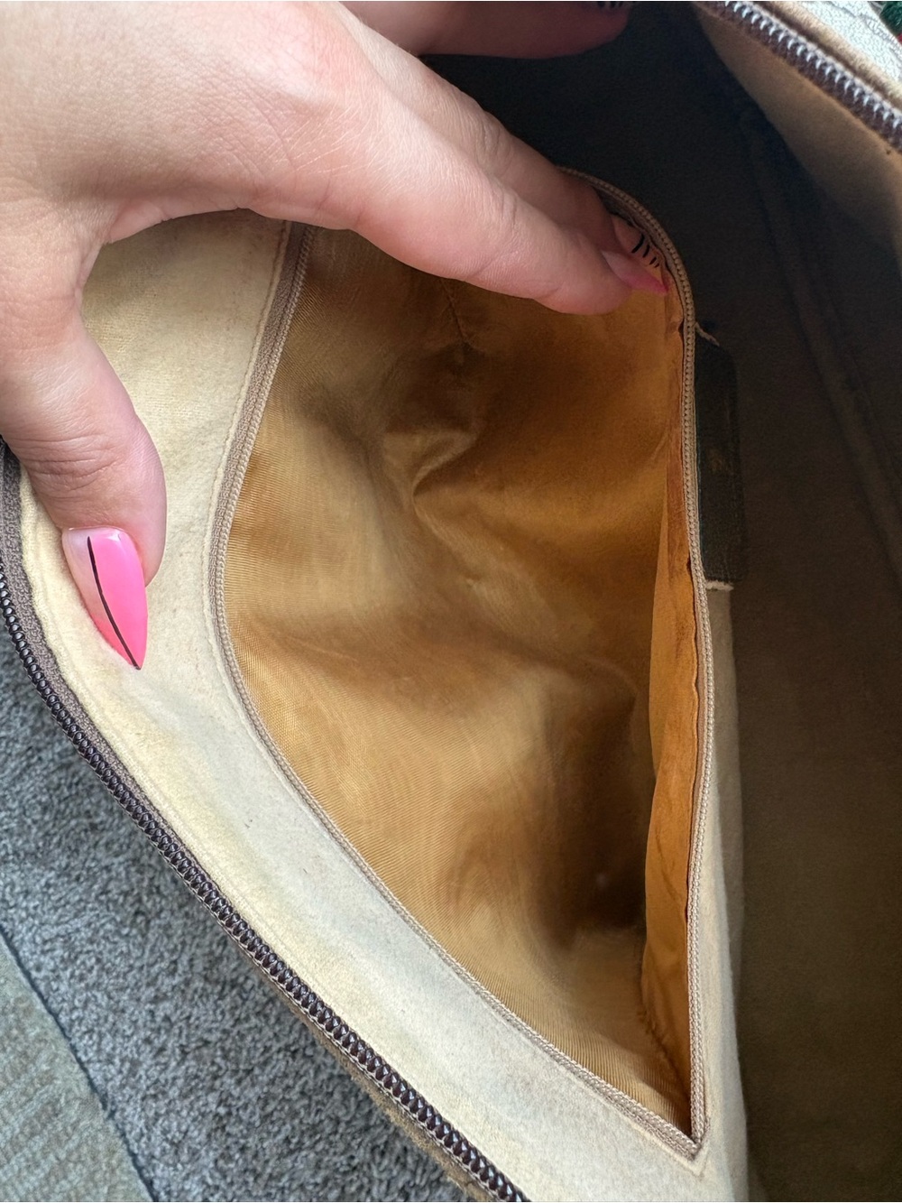 Gucci Business Bag in GG Supreme Canvas - Picture 13 of 16
